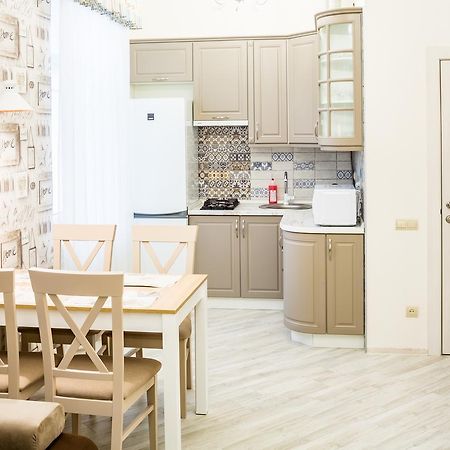 Leogrand Vip Apartments On Udatnogo 4 Lviv Exterior photo